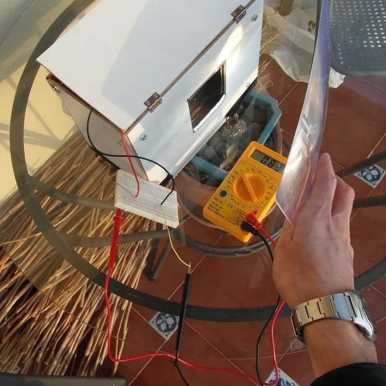 Cómo hacer un colector solar termoeléctrico casero (Instrucciones + PDF gratis)